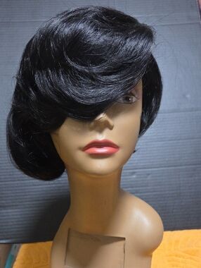 Sleek Short Side-Swept Women's Wig in Black